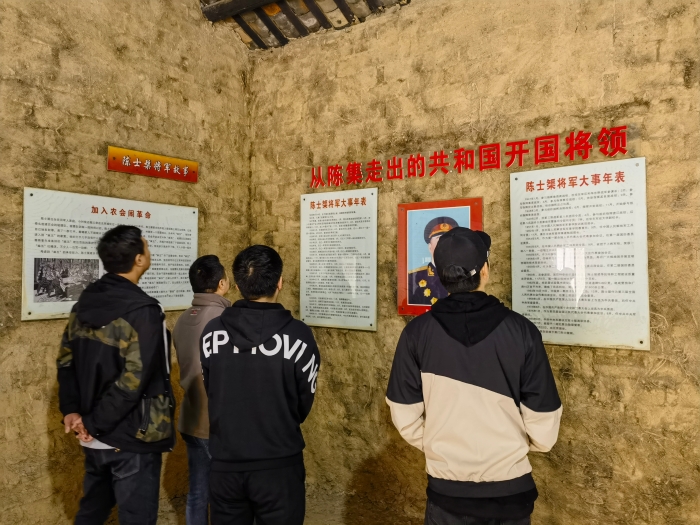 荊門分(fen)院青年幹部小組(zu)開展“清明追思,緬(miǎn)懷先烈”活動02 荊門(mén)分院青年幹部小(xiǎo)組開展“清明追思(sī),緬懷先烈”活動02