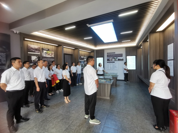 參觀(guan)黨員政治生(sheng)活館圖片.jpg（采(cai)用）